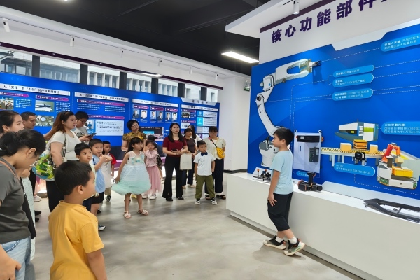 人工智能与无人自主技术小小科普讲解员暨科技突围日研学活动圆满落幕